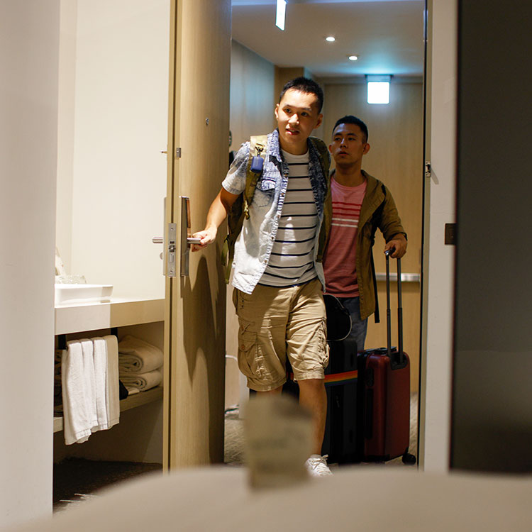 Gäste kommen ins Zimmer